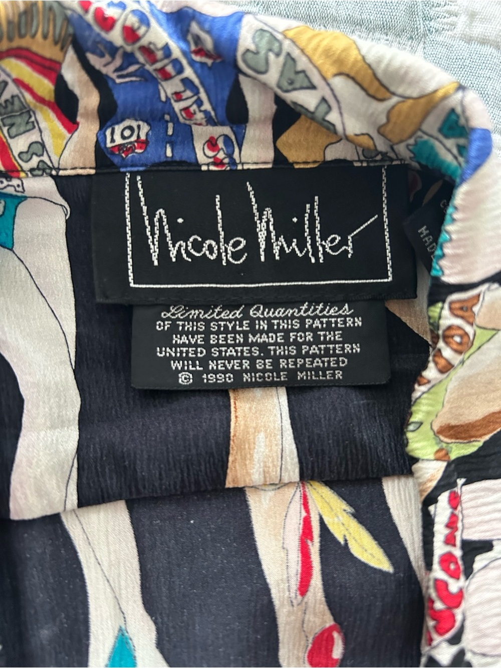 Nicole Miller Rare, vintage, limited edition print 50 States silk blouse - Picture 3 of 5